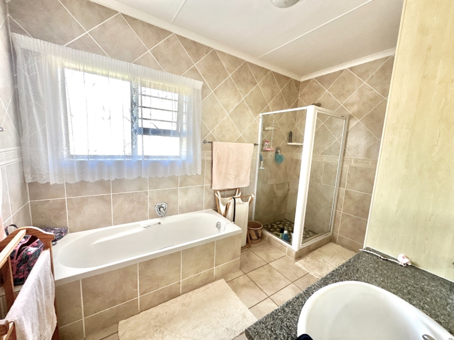 4 Bedroom Property for Sale in Fraaiuitsig Western Cape